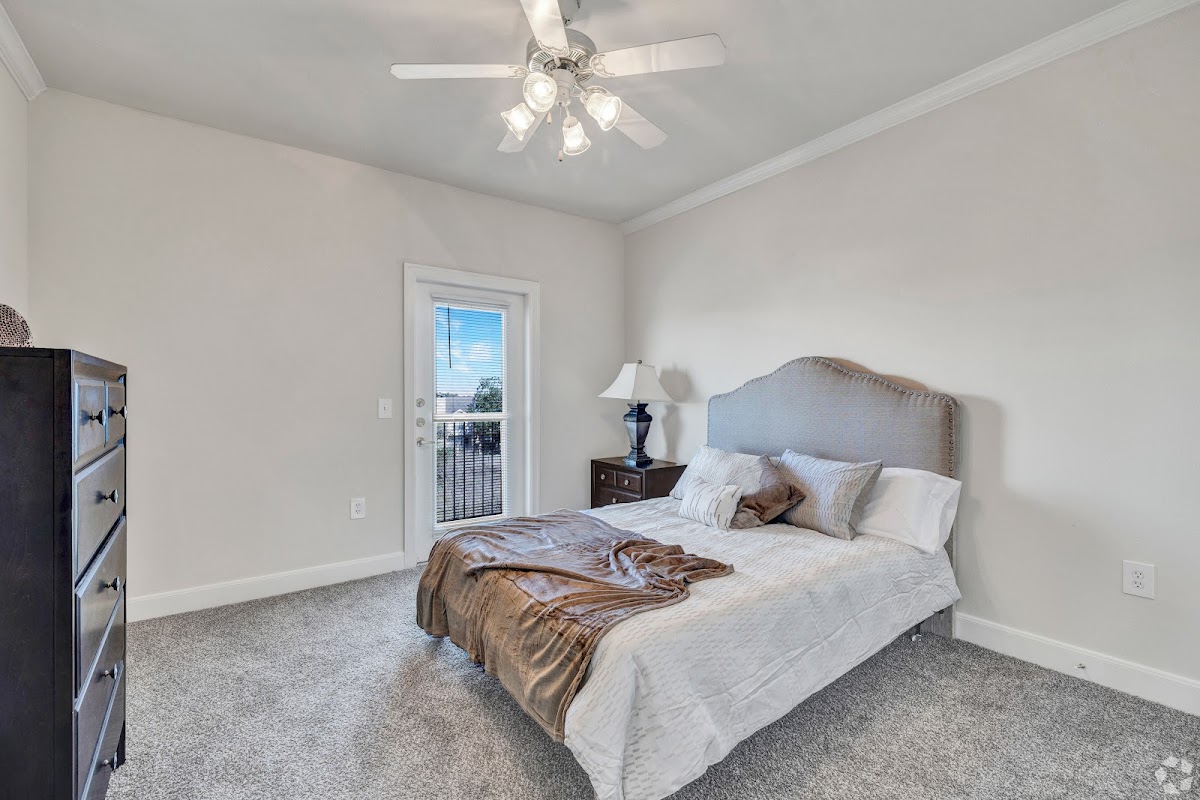 Oak Tree Manor Apartments photo 1